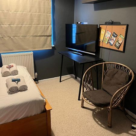 Stylish Double Room In Shared Apartment In Oxfordshire Buitenkant foto